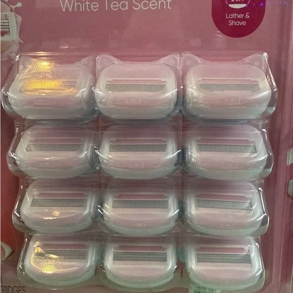 Gillette Venus Comfortglide White Tea Scent 1 Razor Plus 12 Cartridges NEW - Picture 6 of 7